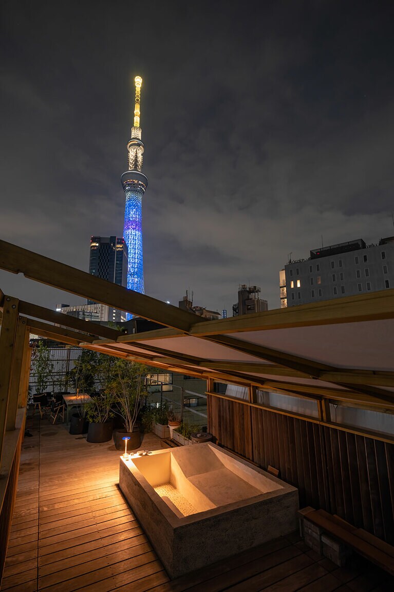 スカイツリーが目の前に望める屋上テラスには、露天風呂もある。