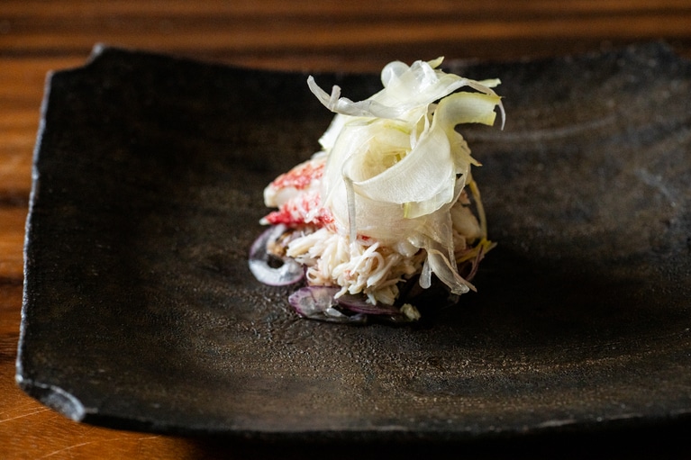 うどの茎をひらひらにして、毛ガニと山野草を忍ばせたサラダ仕立ての「うど」。