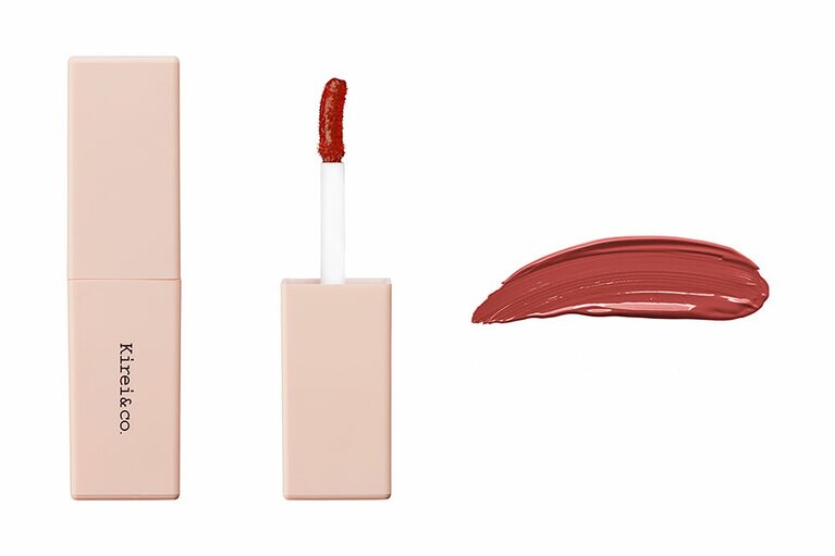 ティント処方のリップカラー。唇に溶け込むようになじみ、落ちにくく色が長持ち。ヒアルロン酸、カミツレ花エキス、パパイア果実エキス、シア脂の4種の美容液成分も配合されていて、乾かない。Kirei＆co. ルージュリップティント 塗ると赤みと深みのあるローズピンクの04ミルキーローズ 550円／Nuzzle