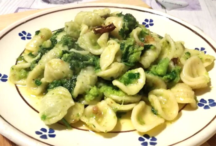 菜の花のような味わいの「チーマ・ディ・ラーパ」。最も代表的な食べ方は、オレキエッテという耳たぶのようなパスタを使ったプーリア州の郷土料理。