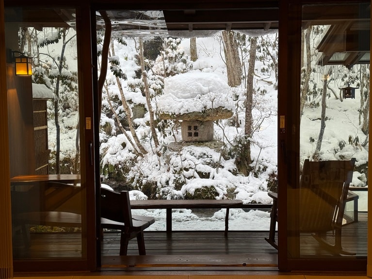 風情ある庭を眺めて客室のテラスで外気浴。