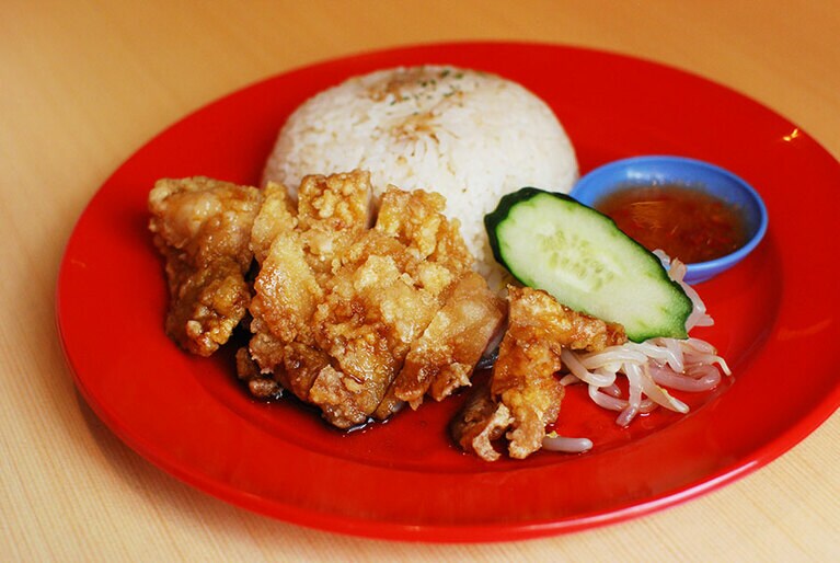 「揚げ」は、蒸し鶏に衣をつけて揚げた唐揚げタイプ。現地でも、マレー系やインド系の店で「チキンライス」と注文すると、この揚げバージョンが出てくることがある。