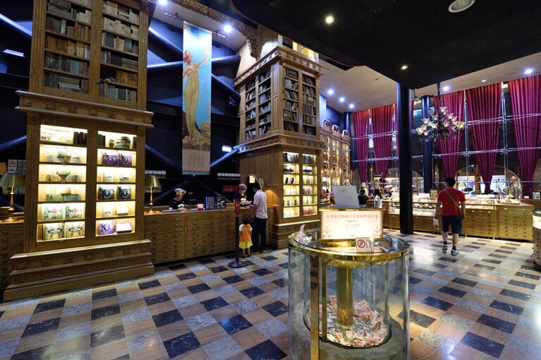 パイナップルケーキや台湾茶を様々なカルチャーをミックスしたオリジナルパッケージで販売する「宮原眼科」。