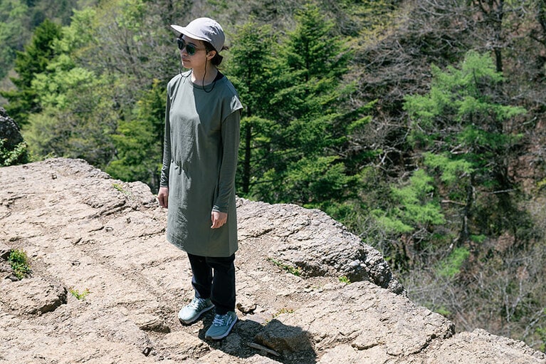 ワンピース 22,000円、キャップ 7,700円／フーディニ、中に着たカットソー 16,500円／アクリマ（フルマークス カスタマーサービス）、パンツ 14,300円／ピークパフォーマンス（ピークパフォーマンスコールセンター）、サングラス 26,840円／オークリー（ルックスオティカジャパン カスタマーサービス）、シューズ 22,000円／アルトラ（株式会社ロータス）