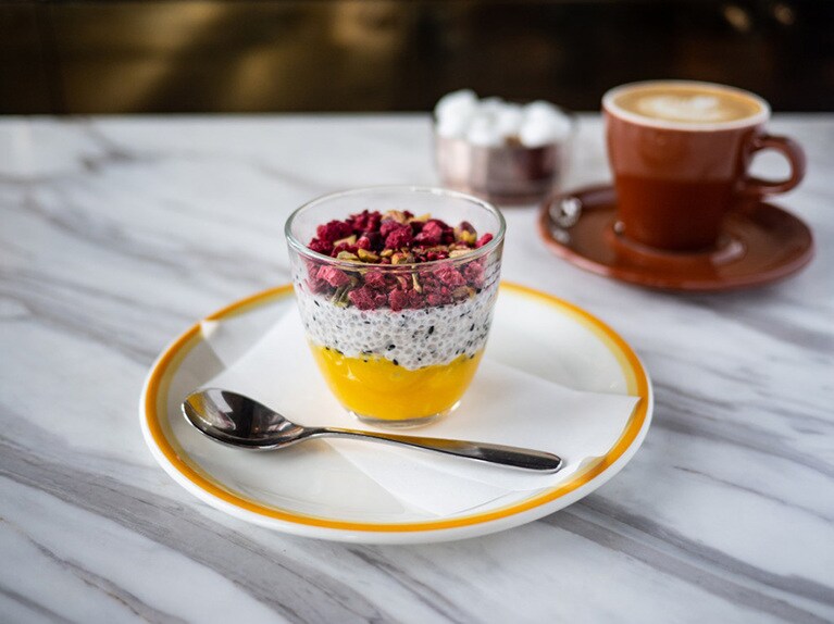 アーモンドチアポット w/黒ゴマ、マンゴー、ラズベリー 1,300円。billsでは定番のチアポットがリニューアル。マンゴーピューレの上にチアシードとアーモンドヨーグルトのミックス、フリーズドライのラズベリーに黒ゴマや刻んだピスタチオを飾り付けた。3層のチアポットはヘルシーなだけでなく、見た目も可愛く写真映えするデザートだ。