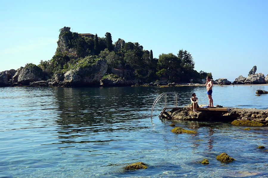 ビーチの少し沖にぽかりと浮かぶ小島、イソラ・ベッラ。イタリア語で“美しい島”という意味。