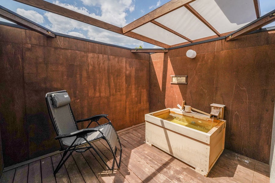 檜の露天風呂は客室ごとに設置されているためゆったり過ごせる。