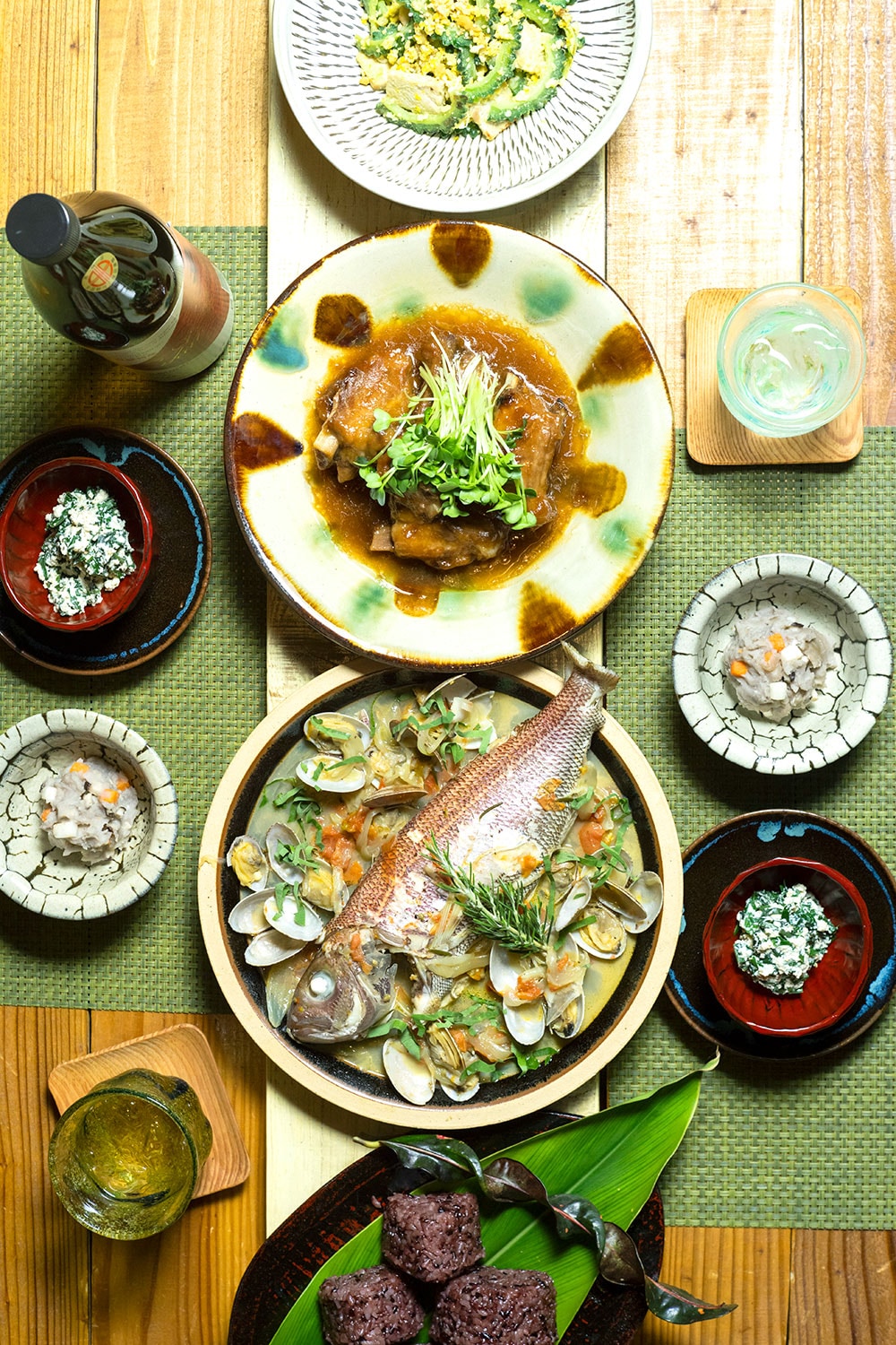 夕飯のソーキの揚げ煮や島魚のアクアパッツァの大皿料理は器好きの主人が選ぶ小皿に取り分ける。