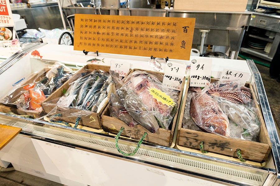 「宮魚魚(みやとと)水産」ではとれたての魚を随時販売。