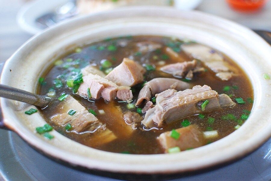 豚肉と中国漢方をじっくり煮込んだスープ「バクテー／肉骨茶」。漢方臭さは一切なく、食欲をそそる香り。