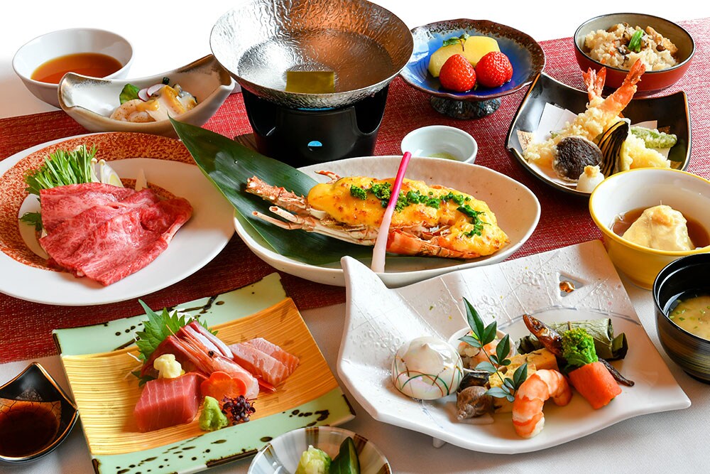 料理は、大阪北新地「神田川」の神田川俊郎氏が監修を手掛けている。夕食は大和牛や大和肉鶏、伝統大和野菜など地域の食材を活かした門前懐石料理や精進料理が中心。朝食は手作りの健康和食バイキングを提供する。