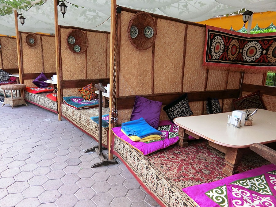 夏の間だけオープンしている、遊牧民のテントをイメージした屋外レストラン。