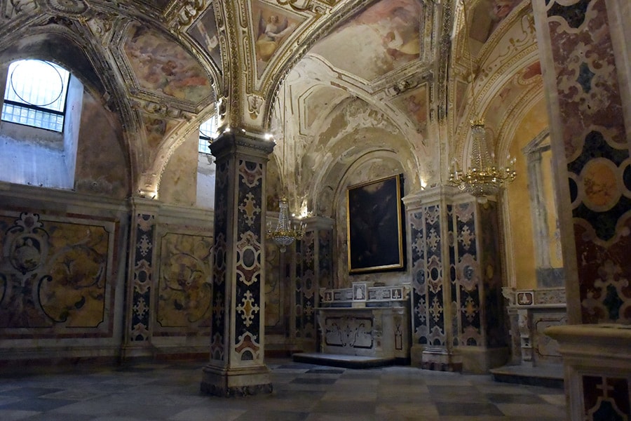 聖アンドレアが眠る地下礼拝堂。床から天井まで絢爛豪華な装飾。