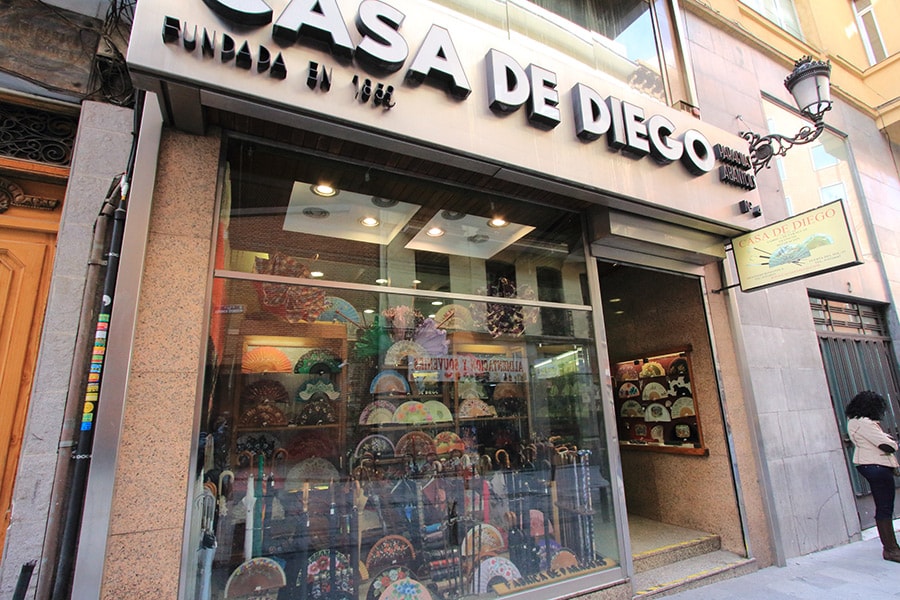 マドリードに2店舗あり、こちらはメソネロ・ロマノス通りのほう。カサとステッキはここで作られている。