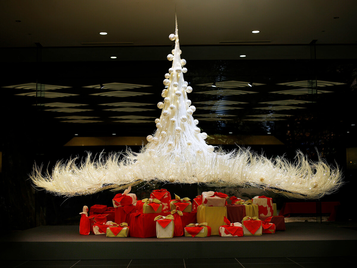 【2024 ホテル雅叙園東京のクリスマスツリー】婚礼衣装をアップサイクルし 和の館内でも存在感抜群の純白ツリー