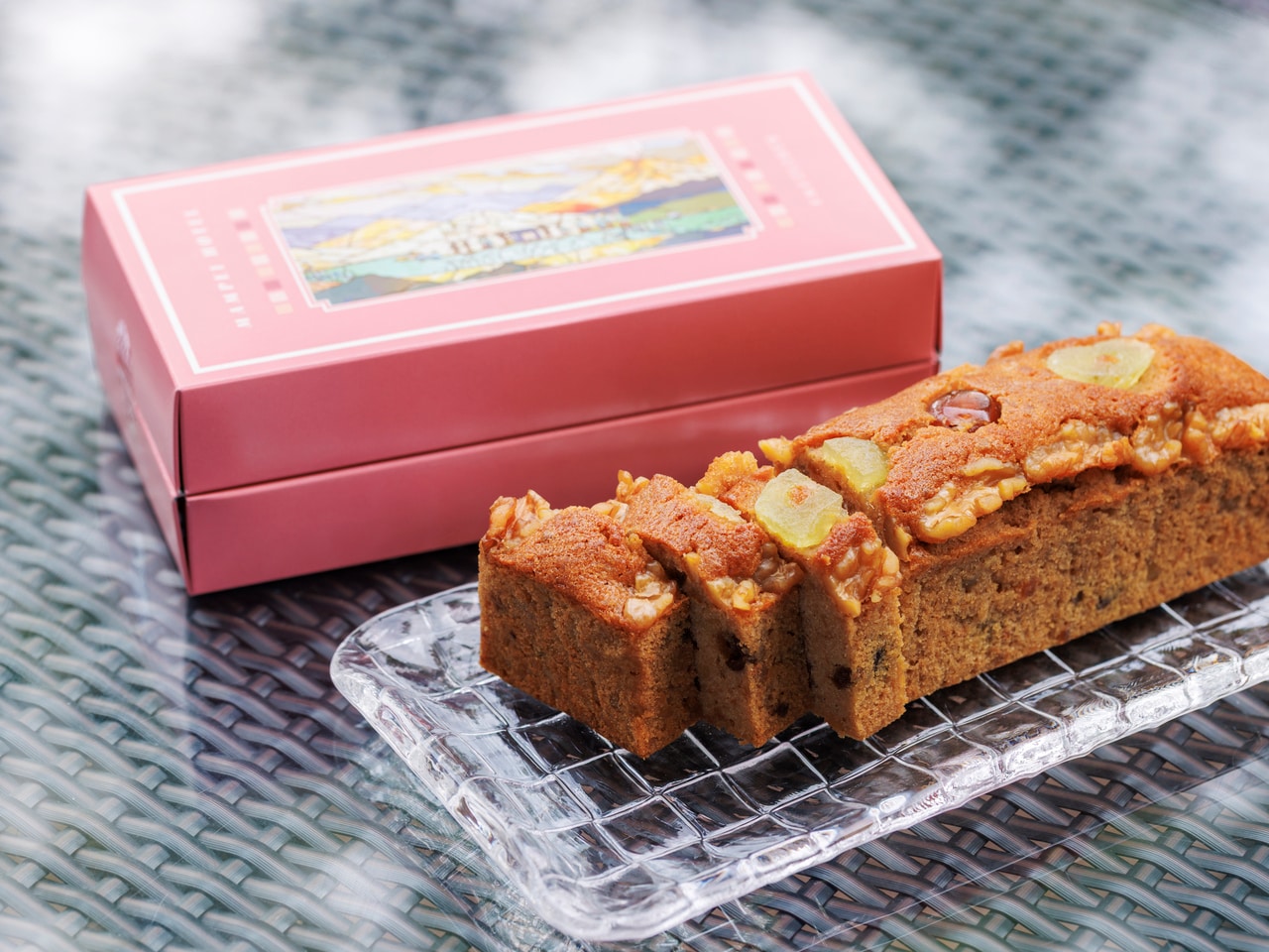 ブランデーが香る上品な味わいの、伝統のフルーツケーキ3,300円。アルプス館1階のショップ、オンラインでも購入可能。
