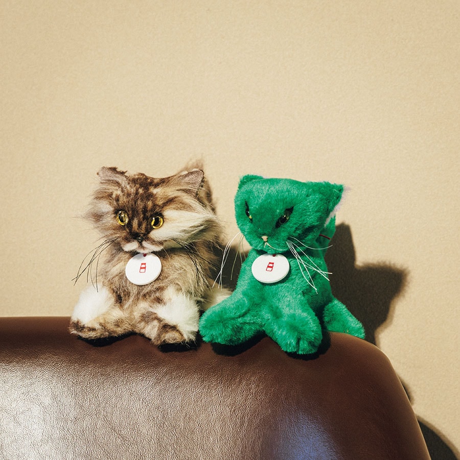 右から：SLEEPY CAT、LONG HAIRED CAT 各W11×D20×H15cm 44,000円／gyunyuya