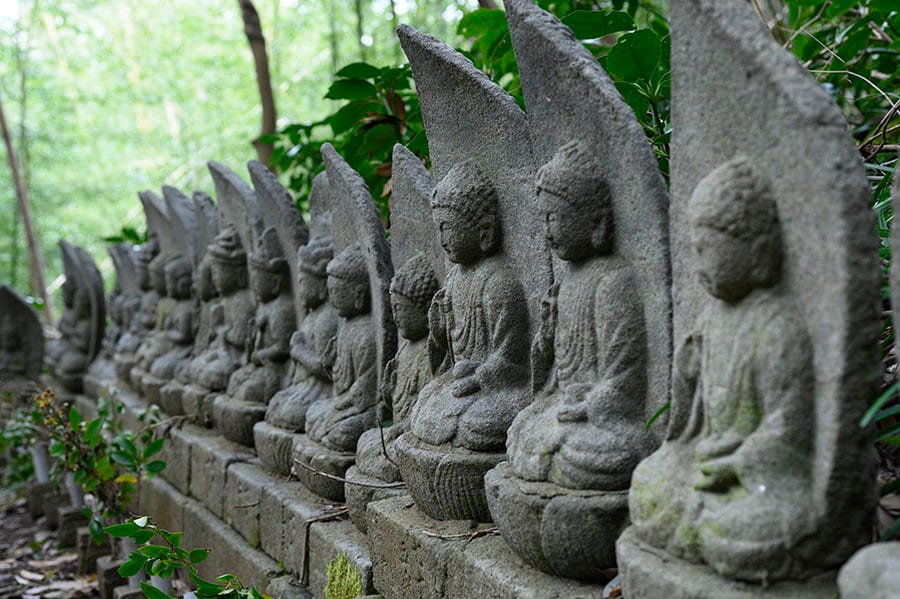 石仏は小泊石工（こどまりいしく）の名人五平の作だと伝えられています。