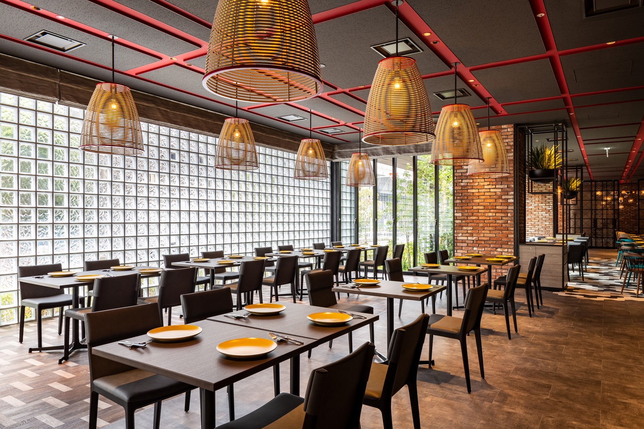 1階「Restaurant ＆ Bar TIDE TABLE Shiomi」。“EDO×TOKYO”のインテリアやアートに囲まれた魅力的な空間。