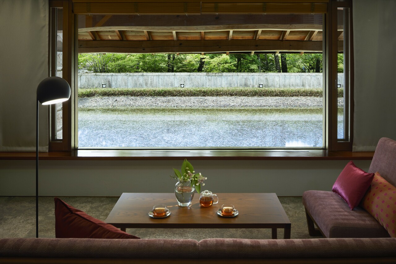 「別館プレミア」の一室。リビングの先は水庭。