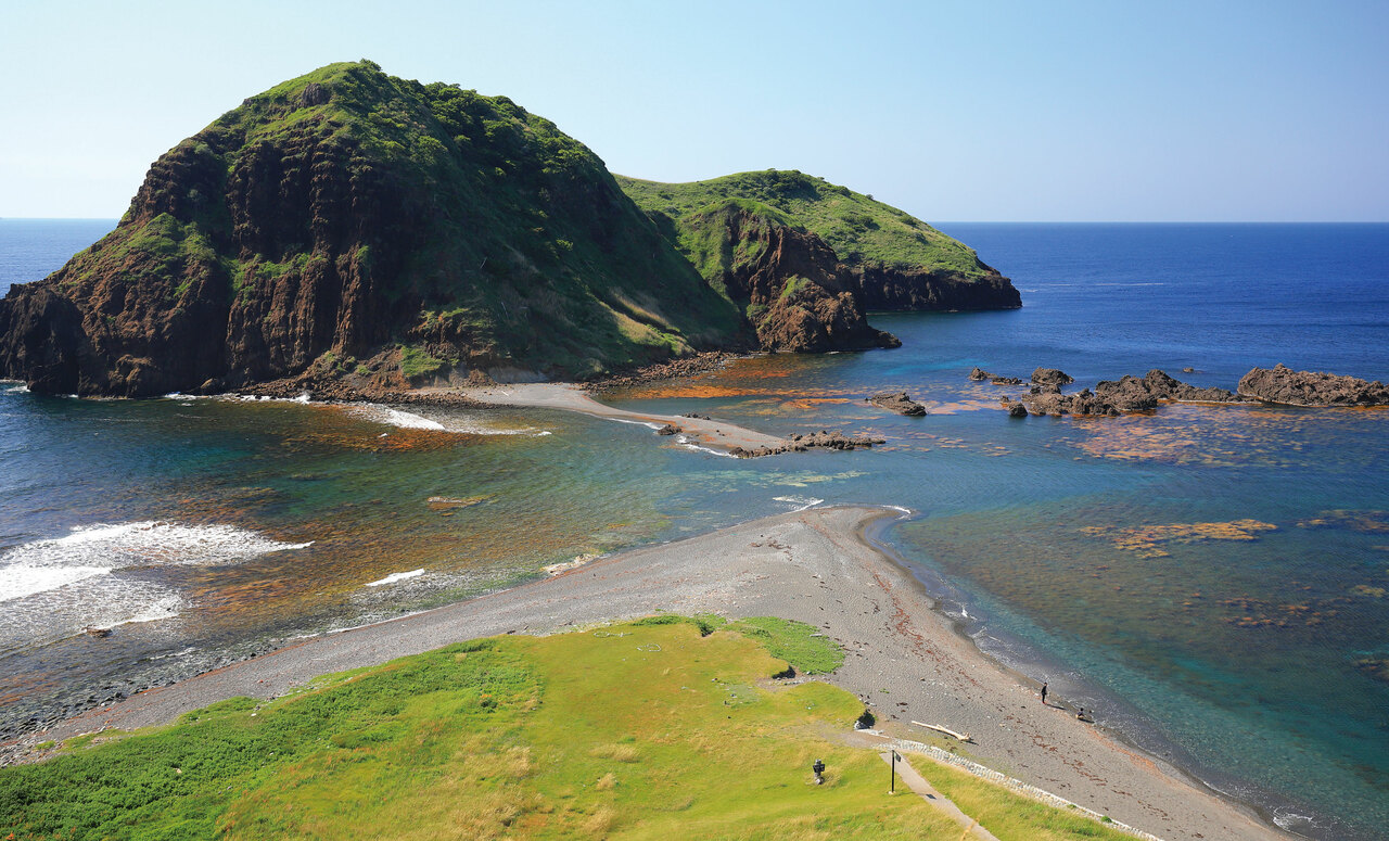潮の満ち引きでつながったり離れたりする「トンボロ現象」でも知られています。