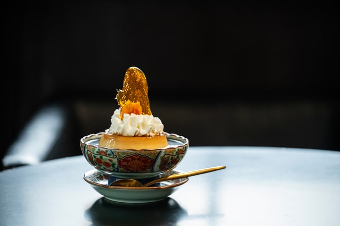 高田馬場にステキすぎる空間》飴細工が美しいほうじ茶プリン、真っ黒な