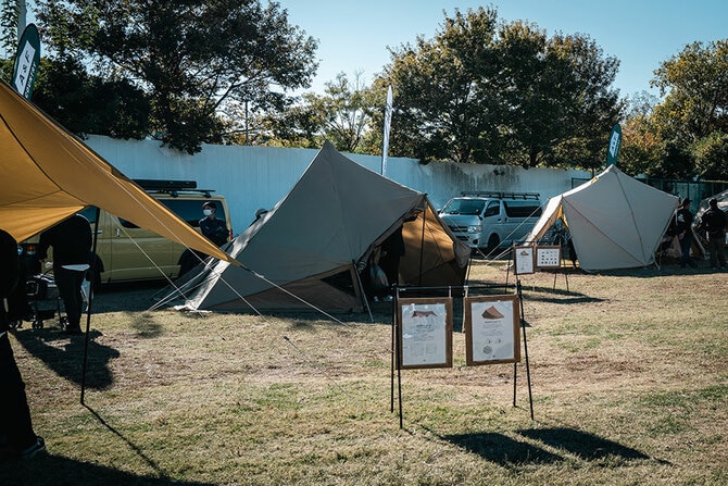 サバティカルがすべてのテントや タープを設営した初の展示会を開催