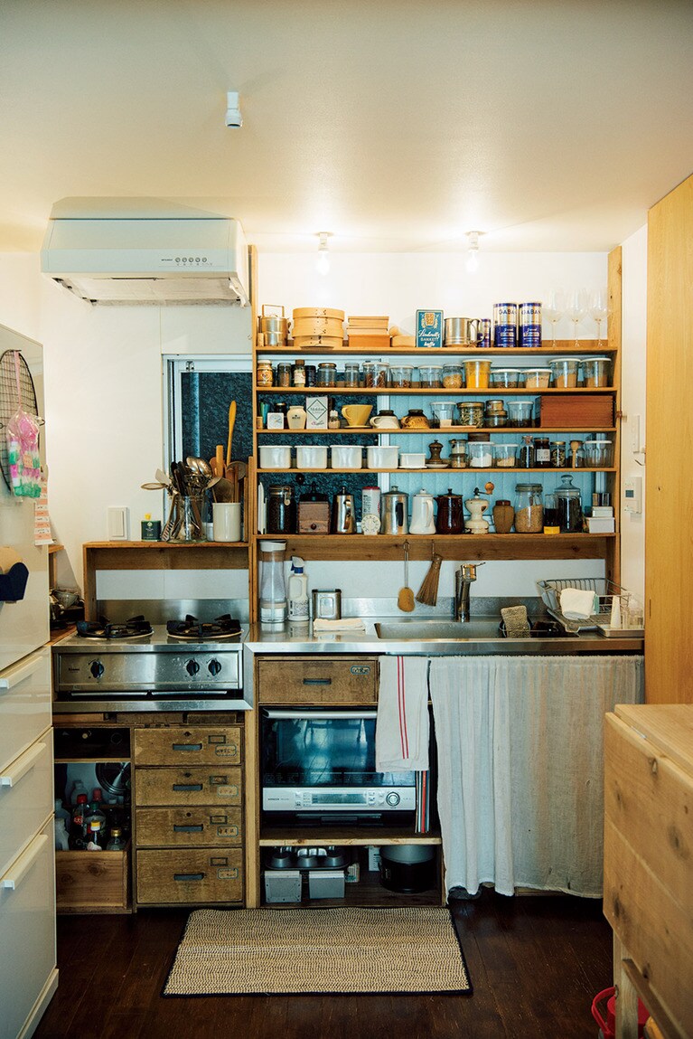 収納、動線、見た目。コンパクトながら使いやすさは、DIYの結晶。コンロとシンク下には理科室の引き出しが。