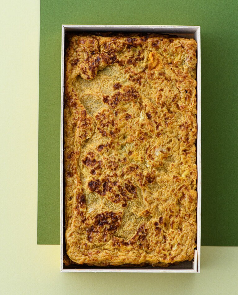 江戸料理の象徴ともいえる玉子焼きは甘みと焦げ目の香ばしさが特徴。江戸前 玉子焼 折箱入り 2,700円／御料理 山さき