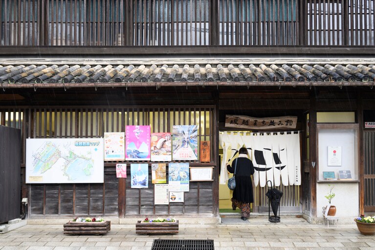 「坂越まち並み館」は大正時代の奥藤銀行坂越支店を修景整備した建物。今は観光案内所として坂越を訪れた人を歓待している。