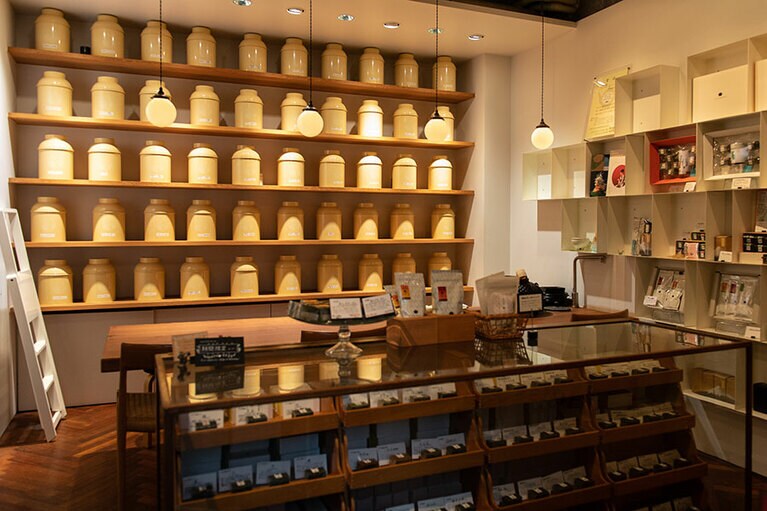 茶釜でお湯を沸かし、常滑焼の急須で煎れる。お茶をまろやかにする秘訣だ。