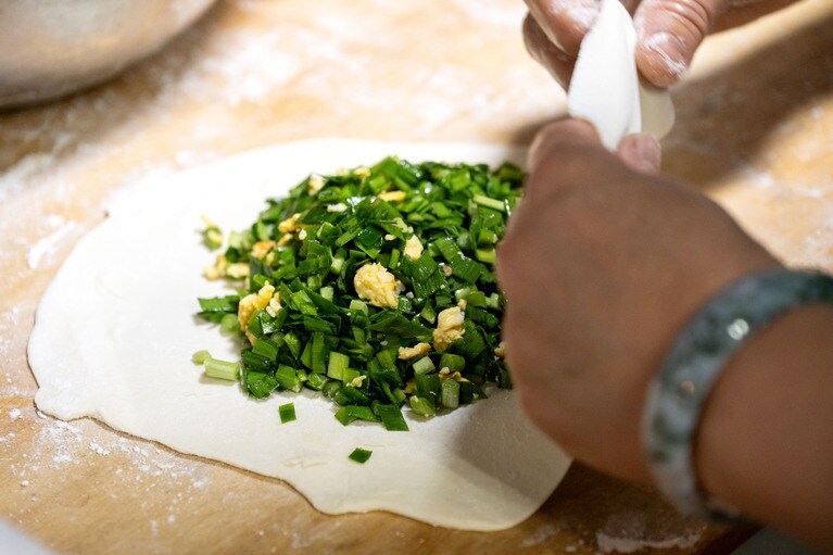 「ニラと玉子のおやき」。