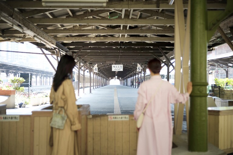 開業の頃の様子を窺わせる1階コンコースや改札口。コンコースでは出札室窓口やシャンデリアも当時を再現。