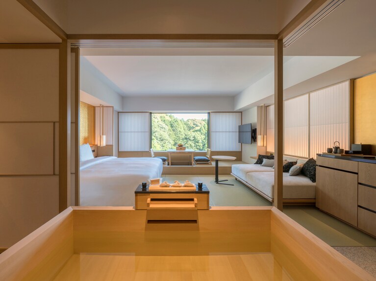 客室の一例、庭園を望む「セレニティ・キング」。全客室に、独立したウォークインシャワーとヒバの木のバスタブ付きのバスルームが備わっている。