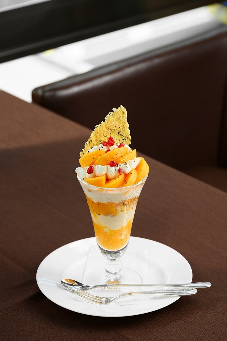 西武池袋店限定の柿とクリームチーズのパフェ 2,310円。