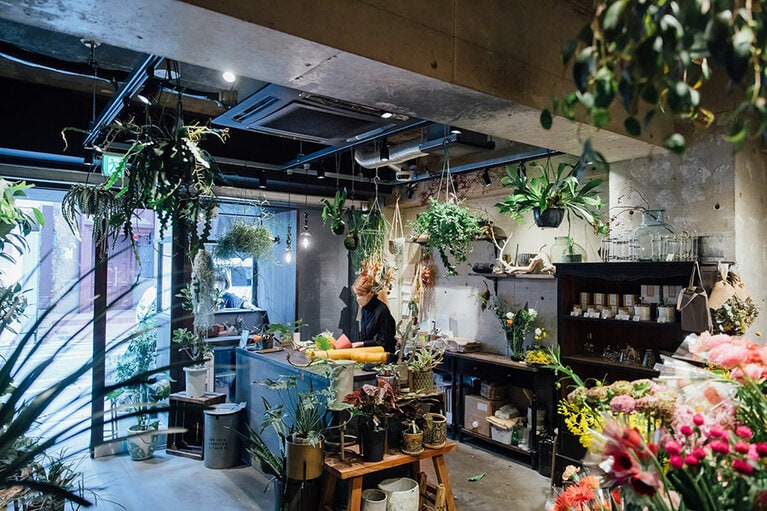 インダストリアルな雰囲気をベースにしたシックな店内。