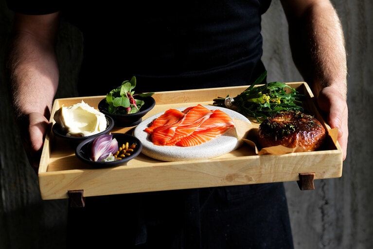 新鮮な味わいが魅力。レストランは宿泊者以外も利用できるため週末は賑わいを見せる。ランチ120ニュージーランド・ドル～、ディナー190ニュージーランド・ドル～。©Sugarloaf