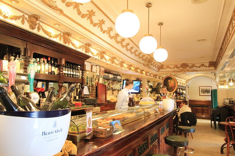 「ラ・ボティレリア・デル・カフェ・デ・オリエンテ」のバーカウンター。タパスも並んでいる。