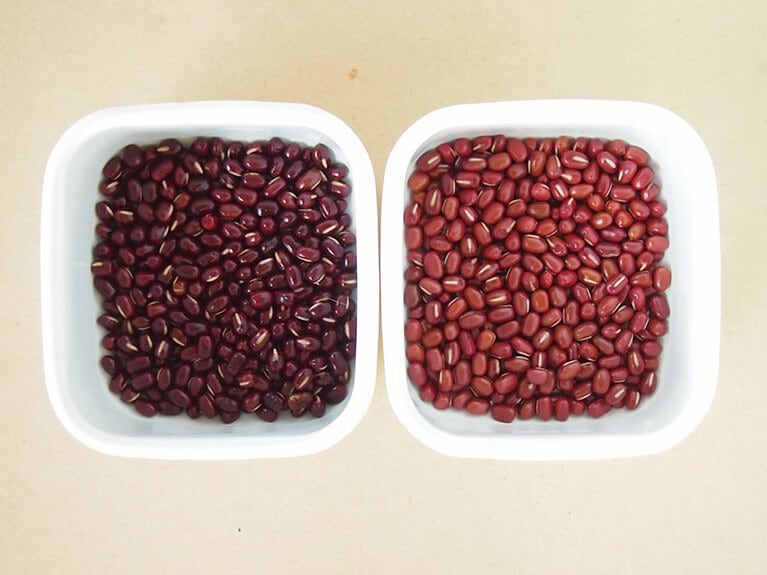 (3) 右が加熱前の小豆、左が加熱後の小豆です。煎りすぎると焦げた香りがついてしまうので、注意しましょう。