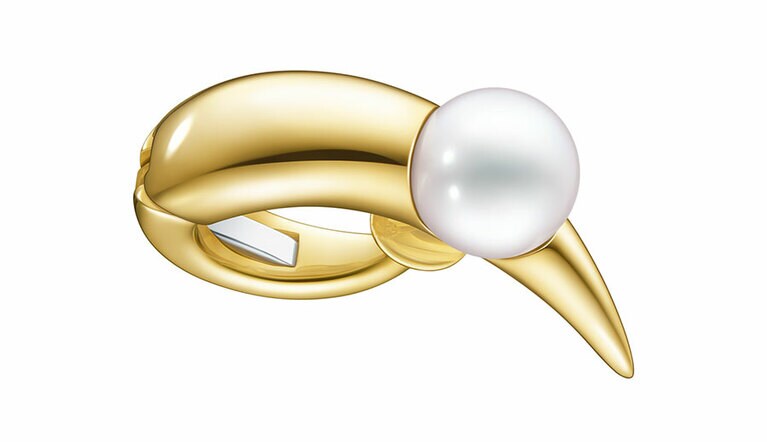 デインジャーホーン プラス イヤーカフ（YG／あこや真珠）297,000円。