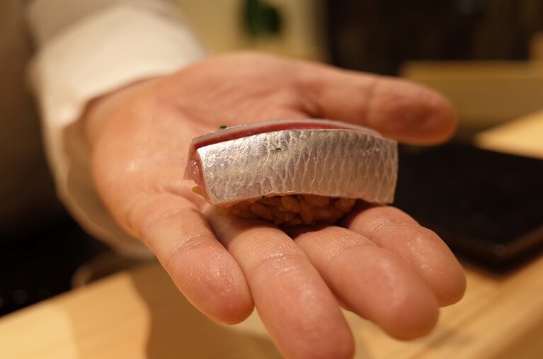 やっと手に入ったという大阪湾の新鮮な鰯。メタリックな輝きが鮮度の良さの証しだ。