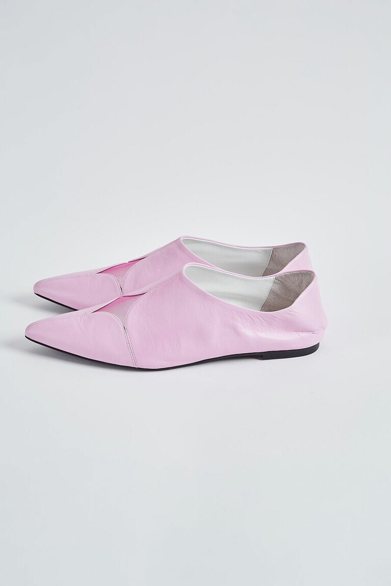 “SEA” 42,900円。 COLOR：PINK　SIZE：23cm、24cm、25cm　HEEL：1cm。