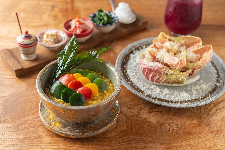 ランチのメインは、かぼちゃを使ったインドネシアの野菜粥「ブブールマナド」。サンバルマンゴーの酸味や揚げた塩漬け魚の塩味など、五味を楽しめる付け合わせでいただく。