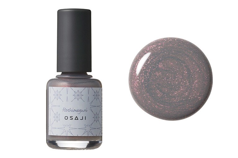46 Hoshimeguri〈星めぐり〉。細かいピンクラメが効いている、ギャラクシーなグレー。目前に広がる星空の神秘を表現。