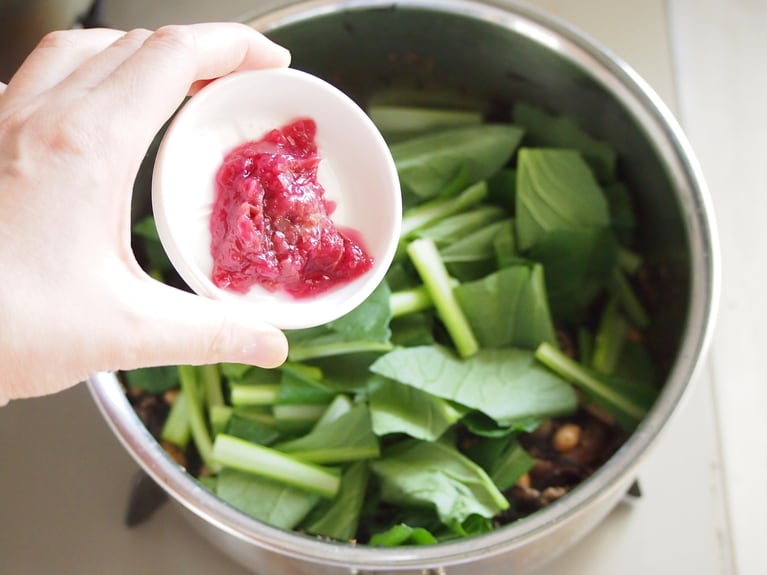 ひじきがやわらかくなってきたら、（1）の小松菜、みじん切りにした梅干を加える。