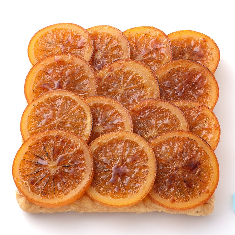 タルト・オー・ゾランジュ 大 3,080円、小 470円。カスタード＆アーモンドのクリームとオレンジのコンフィをパイに重ねて焼いたタルト。