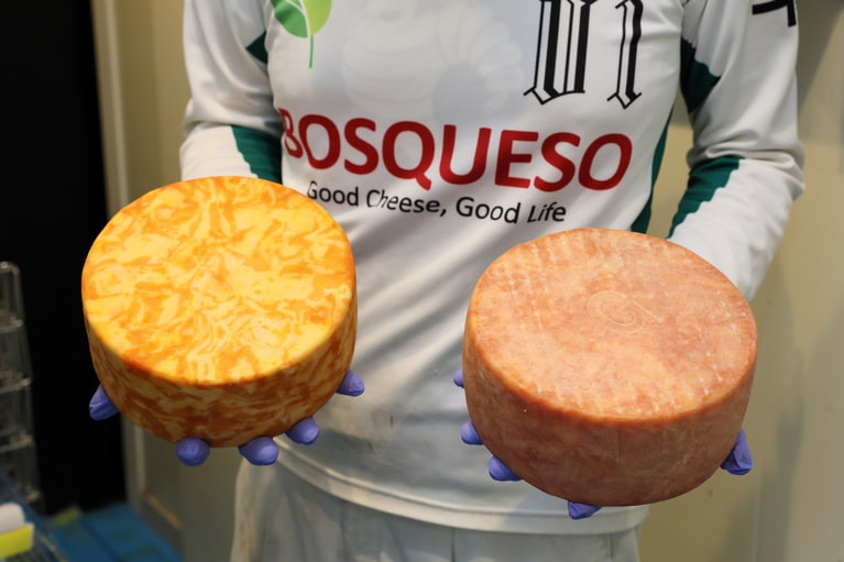 春日温泉の源泉で表皮を洗うことで熟成が進み、オレンジ色の外皮が形成される。