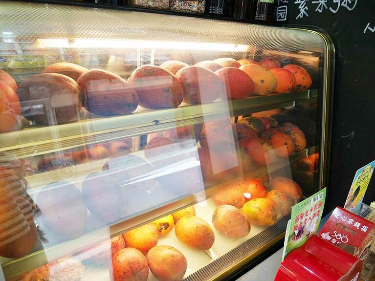 【黑岩台灣味黑砂糖刨冰(ヘィイェングーザォウェイヘイシャタンツォビン)】冷蔵ケースには食べ頃のマンゴーがごろごろ。