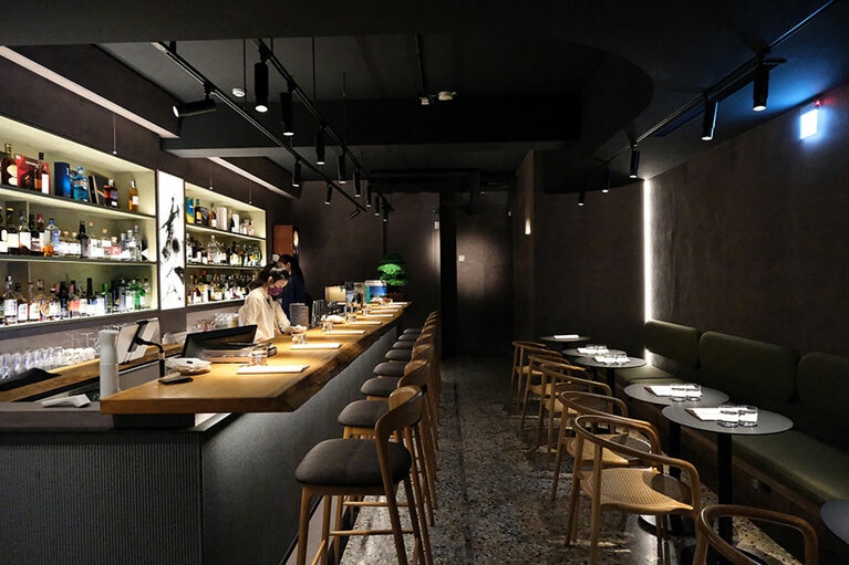 若い実力派バーテンダーのアリエルさん(日本語は少し話せます)。台湾らしさを表現した独創的なオリジナルカクテルを考案しています。