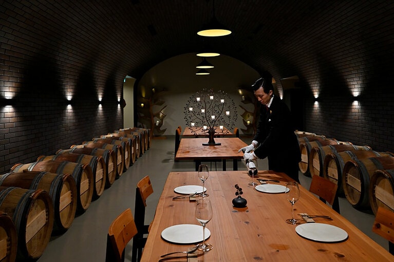 地下のカーヴの一角に設けられたレストラン。